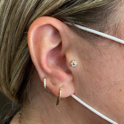 Piercing de oro macizo con zirconias para tragus