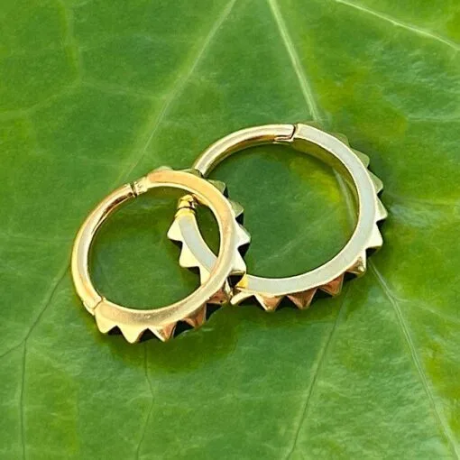 Aro con baño de oro 24 Kt. con textura pirámide - Imagen 3