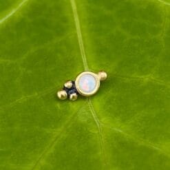 Top con baño de oro 24 Kt. estilo tribal con un ópalo