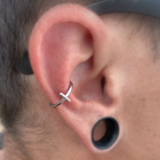 Aro de acero 316L con una cruz para conch - Imagen 2