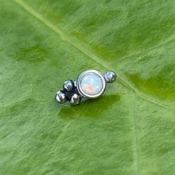 Top de acero 316L estilo tribal con un ópalo blanco 3mm