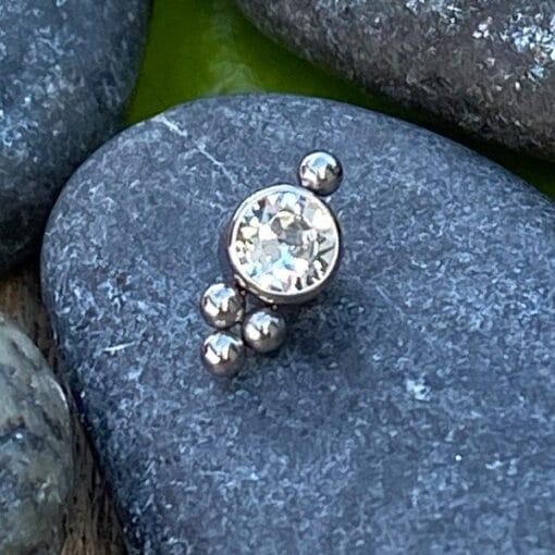 Piercing de titanio con zirconias