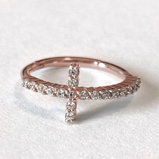 Aro con baño de oro rosa y Zirconias y una cruz para conch