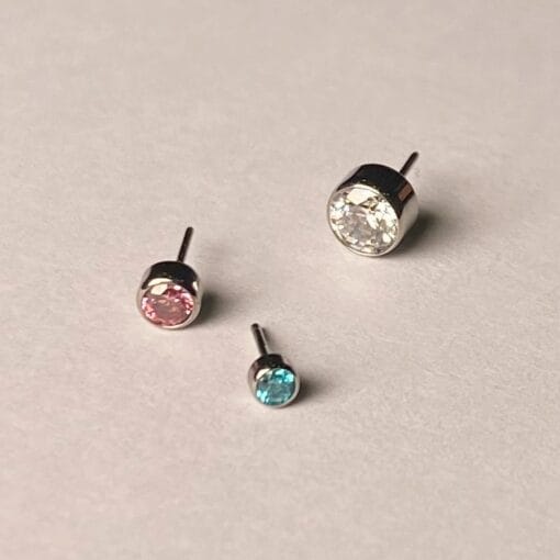 Piercing de titanio con zirconia de colores