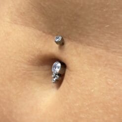 Piercing de ombligo de titanio de calidad con zirconias