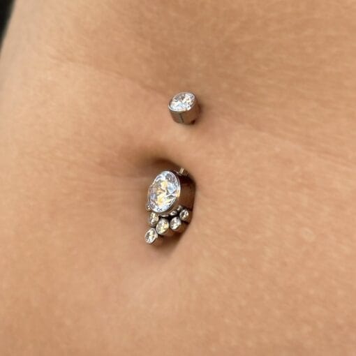 Piercing de ombligo de titanio de calidad con zirconias
