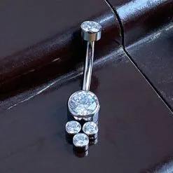 Piercing de ombligo con 5 zirconias