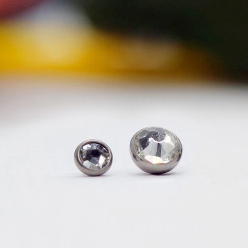 Piercing de titanio con una circonia blanca y engarce tipo bisel