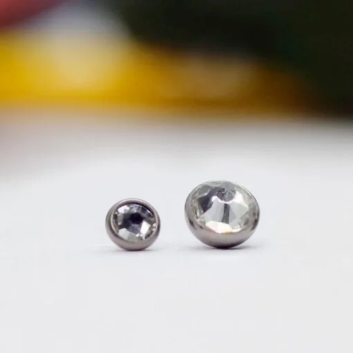 Piercing de titanio con una circonia blanca y engarce tipo bisel