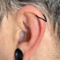 Piercing aro de acero quirúrgico color negro con forma de V para oreja y septum