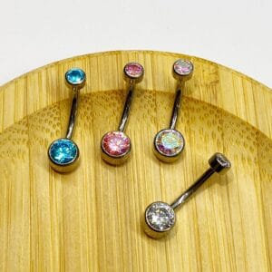 Piercing de ombligo de titanio grado implante y con dos zirconias cúbicas corte bisel