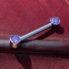 Piercing de pezón. De titanio con zirconias violetas y rosca interna.