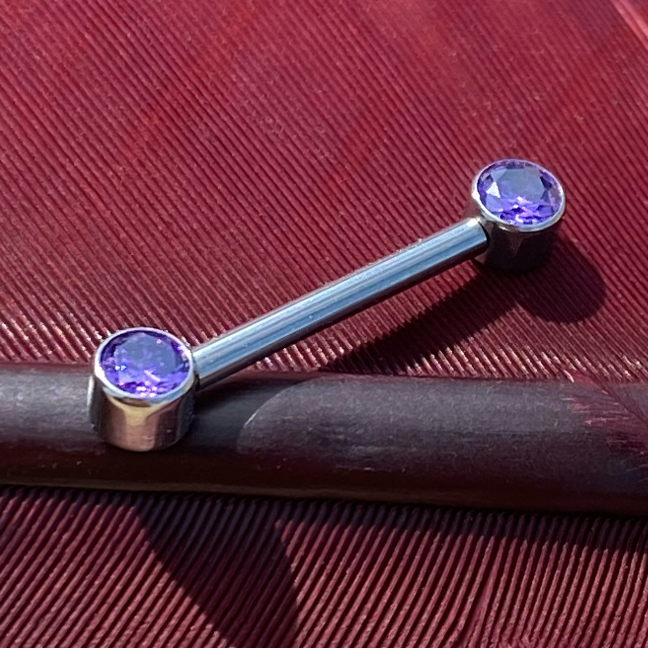 Piercing de titanio para pezón con zirconias violetas - ZUK Luxury