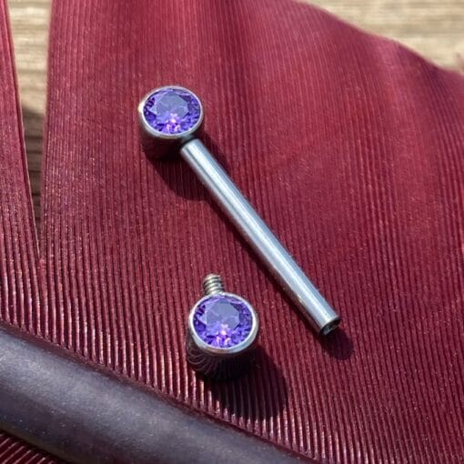 Piercing de pezón. De titanio con zirconias violetas y rosca interna