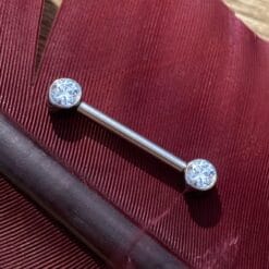 Piercing de pezón. De titanio con zirconias blancas y rosca interna.