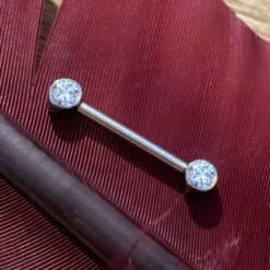 Piercing de pezón. De titanio con zirconias blancas y rosca interna.
