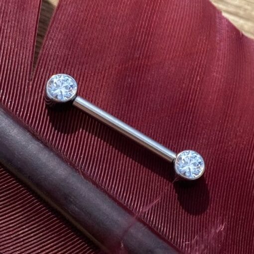 Piercing de pezón. De titanio con zirconias blancas y rosca interna.
