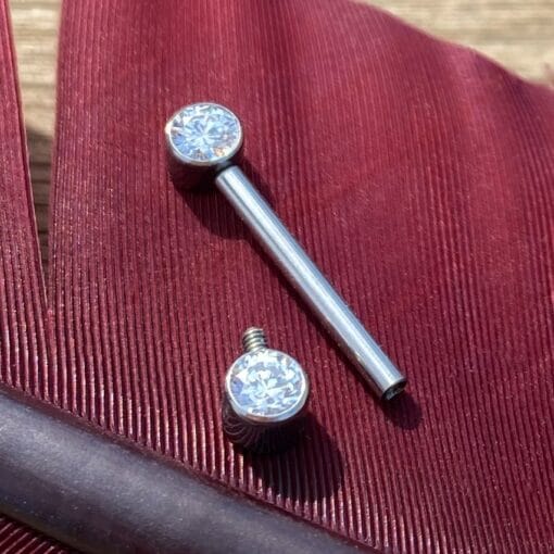 Piercing de pezón. De titanio con zirconias blancas y rosca interna