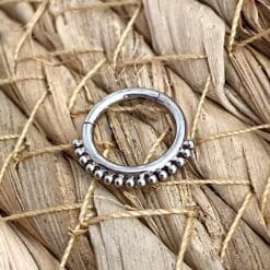 Aro clicker de titanio estilo tribal con 1 línea de filigranas