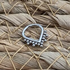 Clicker de titanio estilo tribal forma de V