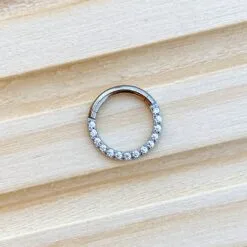 Clicker de titanio con zirconias frontales
