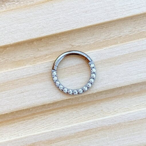 Clicker de titanio con zirconias frontales