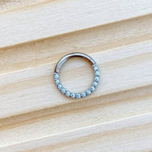 Clicker de titanio con zirconias frontales color azul claro