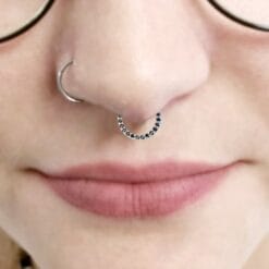 Alternative view of Clicker de titanio con zirconias frontales color negro