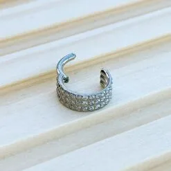 Alternative view of Piercing clicker de titanio con 3 hileras de zirconias