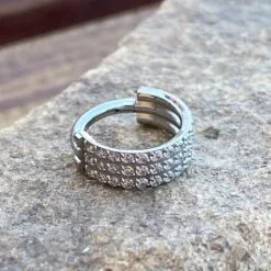 Piercing clicker de titanio con 3 hileras de zirconias
