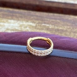 Clicker de titanio con baño de oro y 2 hileras de zirconias