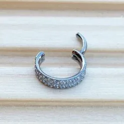 Alternative view of Piercing clicker de titanio con 2 hileras de zirconias