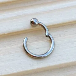 Alternative view of Clicker de titanio con una bola