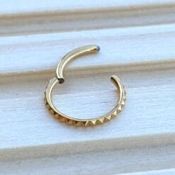 Alternative view of Aro clicker de titanio y baño de oro 24 Kt. con textura pirámide