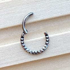 Alternative view of Aro clicker de titanio con textura pirámide frontal