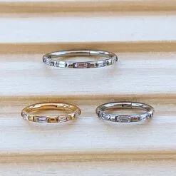 Alternative view of Aro clicker de titanio con zirconias talla baguette