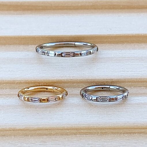 Aro clicker de titanio con zirconias talla baguette - Imagen 2