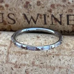 Aro clicker de titanio con zirconias talla baguette