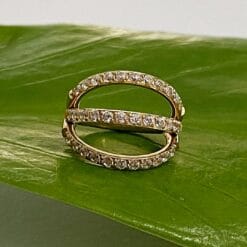 Alternative view of Aro de titanio con baño de oro y zirconias para hélix