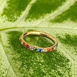 Aro clicker de titanio con baño de oro y zirconias multicolor