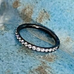 Clicker de titanio color negro con zirconias