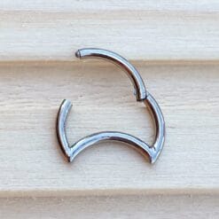 Alternative view of Clicker de titanio con forma de media luna