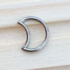 Clicker de titanio con forma de media luna