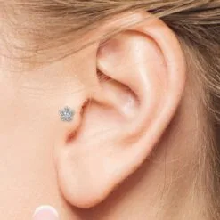 Alternative view of Top de titanio con forma de flor y zirconias
