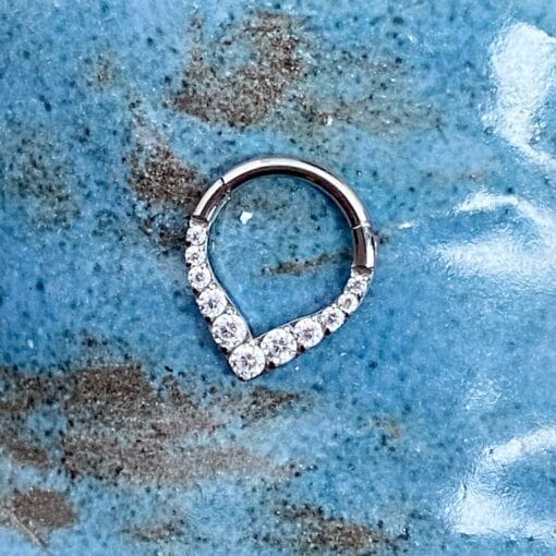 Clicker de titanio acabado en V con zirconias para septum - Imagen 2