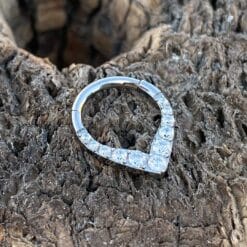 Clicker de titanio acabado en V con zirconias para septum