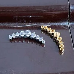 Top de titanio con forma de media luna y 9 zirconias