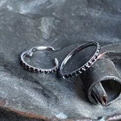 Clicker de titanio con zirconias negras