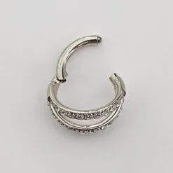 Alternative view of Aro de titanio triple con zirconias para hélix