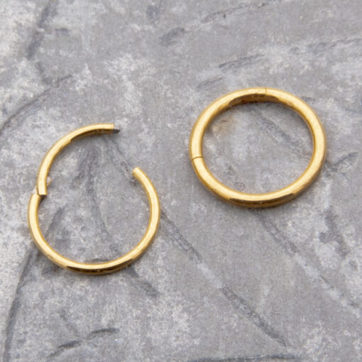 Aro de titanio con baño de oro para piercing nostril
